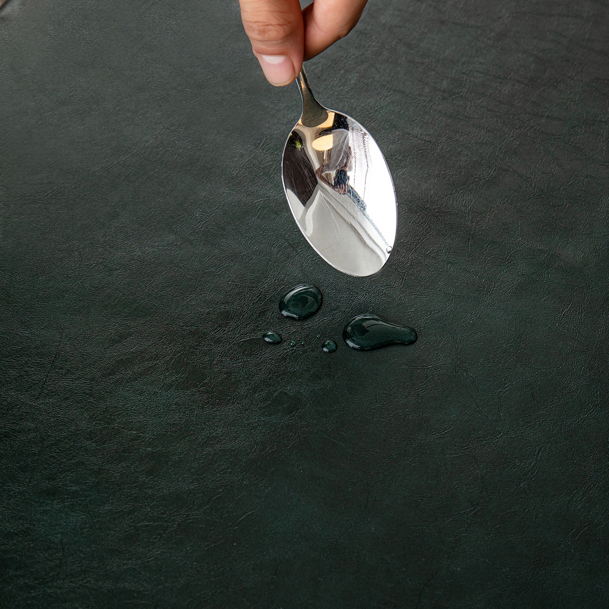 91家纺网 家纺一手货源 找家纺 沐沐家纺 2026新款油蜡皮桌布 墨绿