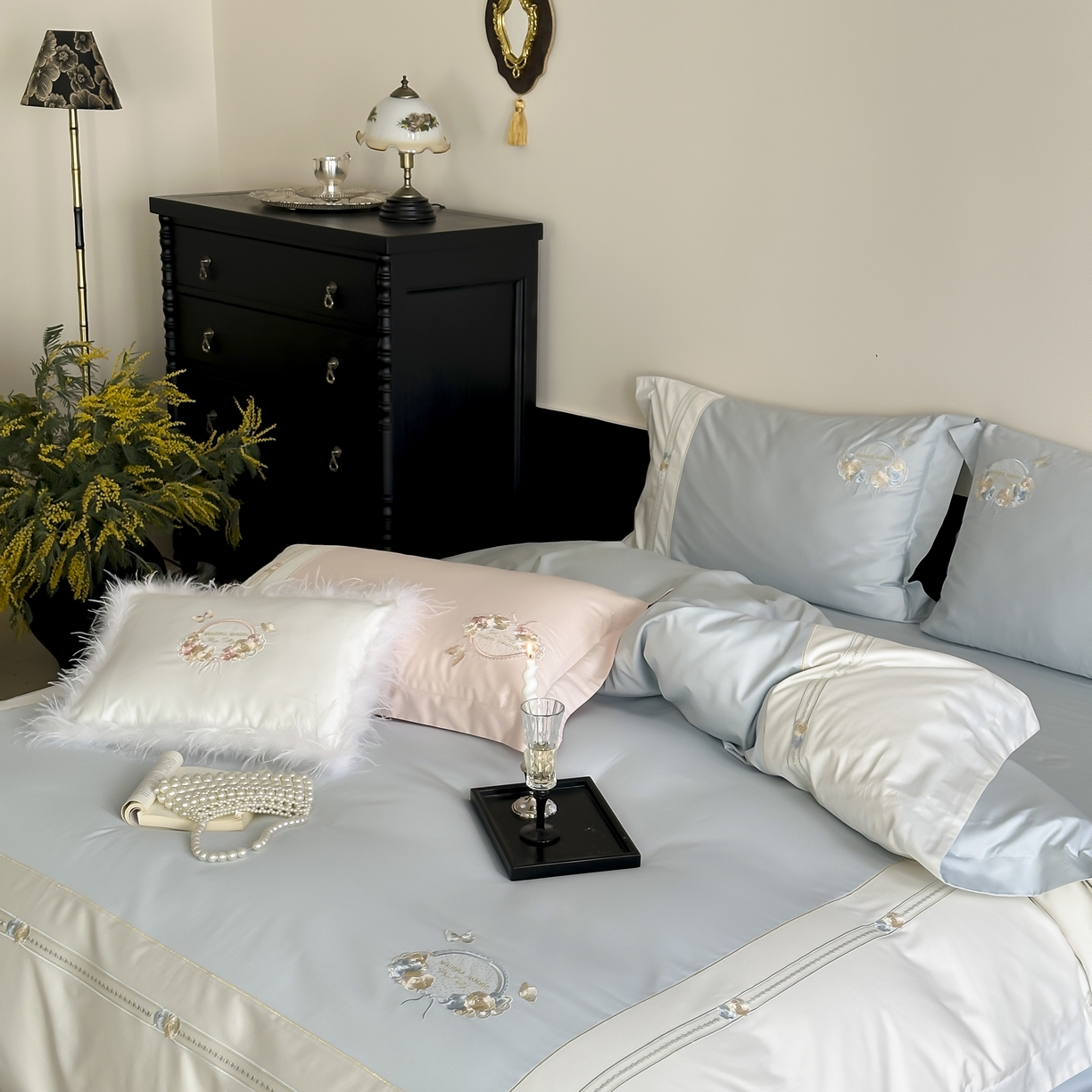 91家纺网 家纺一手货源 找家纺 初拾 2025新款100s全棉小法式刺绣四件套—美杜莎 美杜莎-晴天蓝