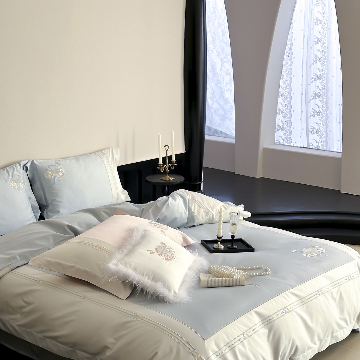 91家纺网 家纺一手货源 找家纺 初拾 2025新款100s全棉小法式刺绣四件套—美杜莎 美杜莎-晴天蓝