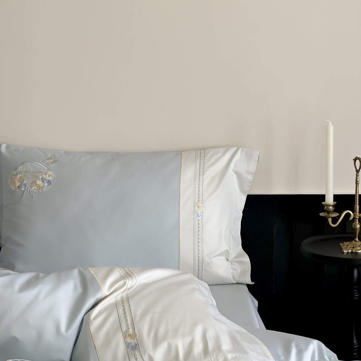 91家纺网 家纺一手货源 找家纺 初拾 2025新款100s全棉小法式刺绣四件套—美杜莎 美杜莎-晴天蓝