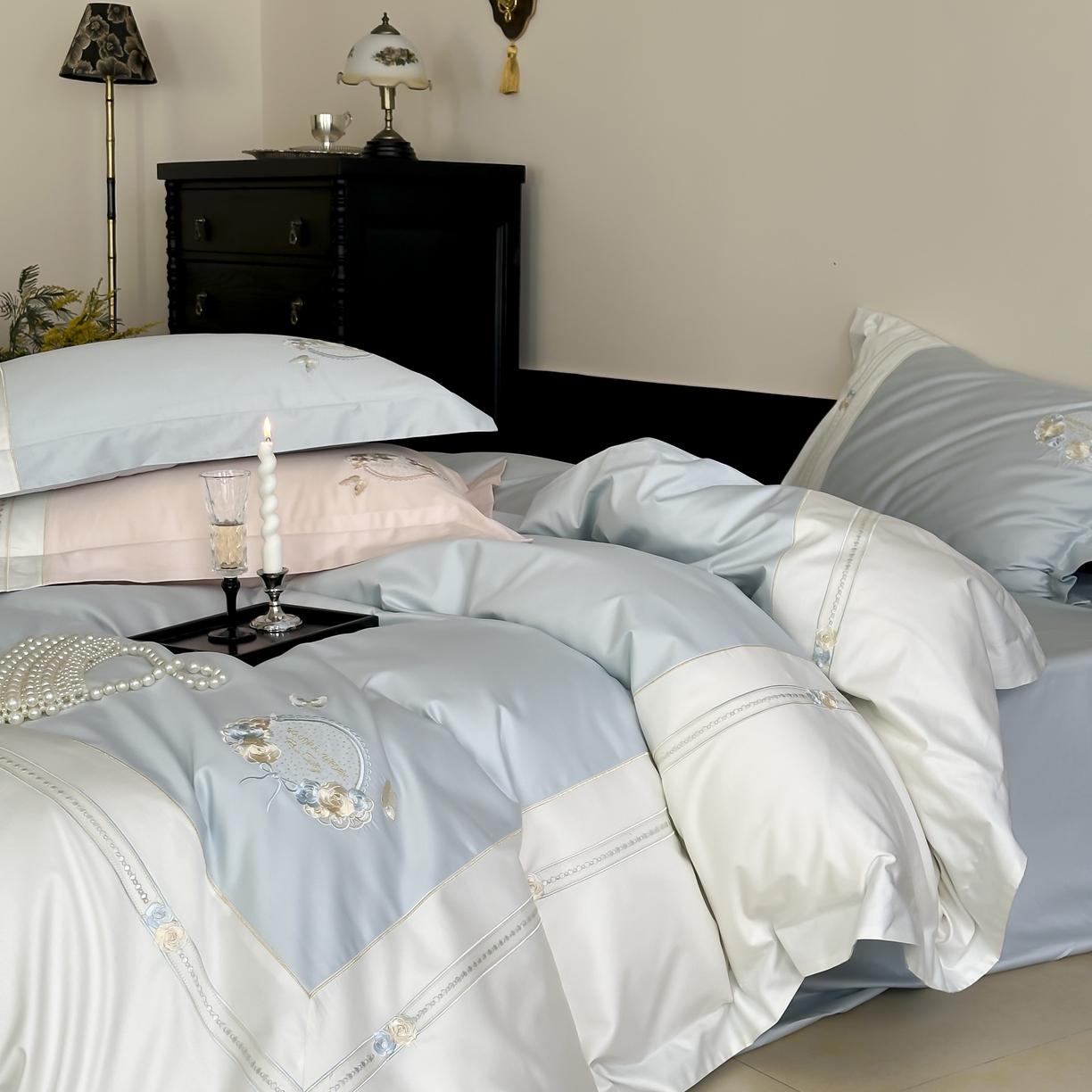 91家纺网 家纺一手货源 找家纺 初拾 2025新款100s全棉小法式刺绣四件套—美杜莎 美杜莎-晴天蓝