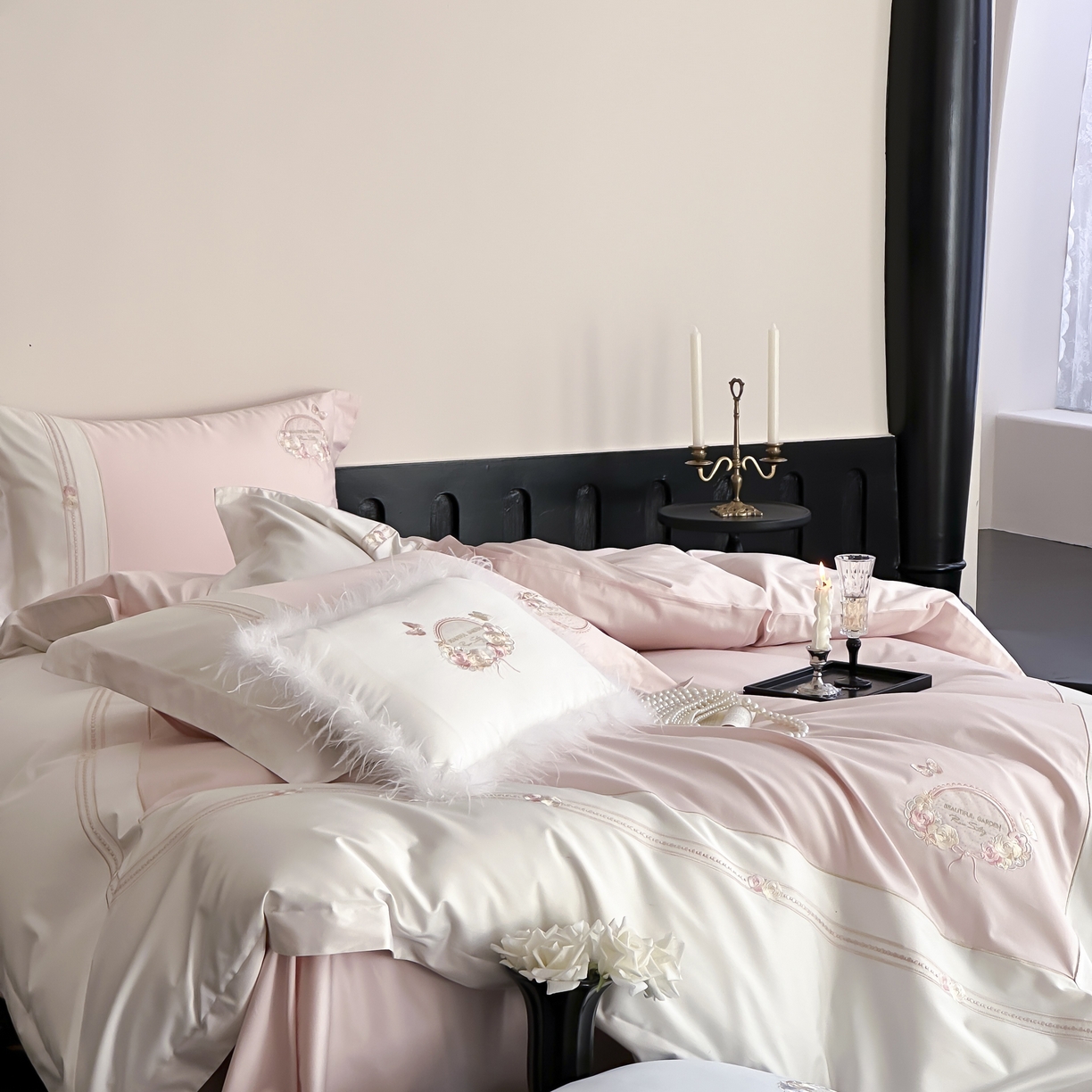 91家纺网 家纺一手货源 找家纺 初拾 2025新款100s全棉小法式刺绣四件套—美杜莎 美杜莎-少女粉