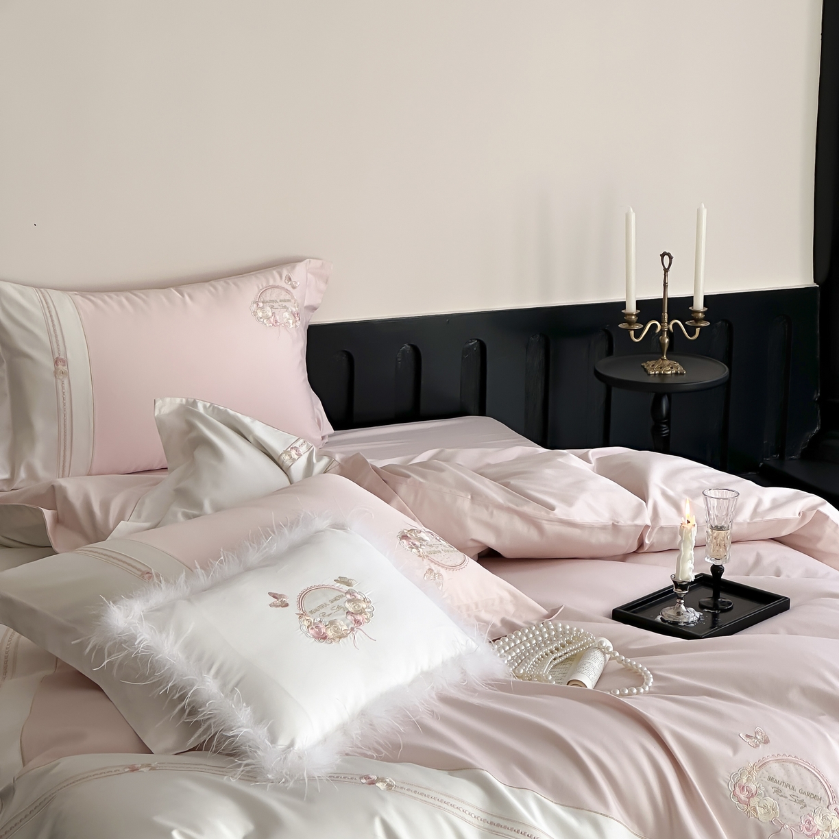 91家纺网 家纺一手货源 找家纺 初拾 2025新款100s全棉小法式刺绣四件套—美杜莎 美杜莎-少女粉