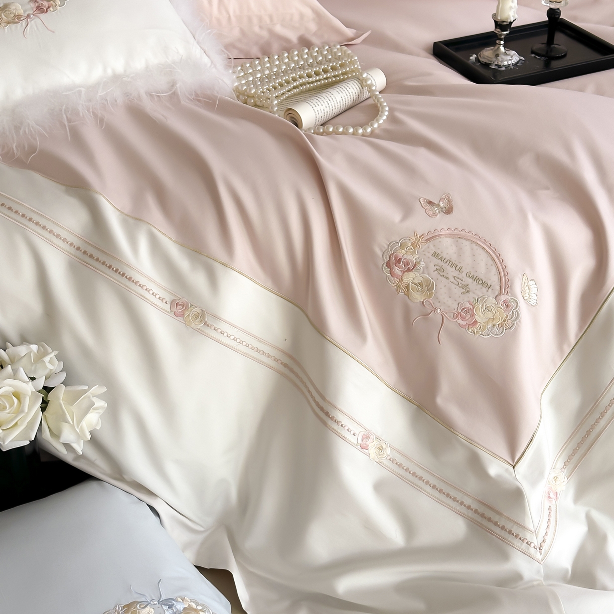 91家纺网 家纺一手货源 找家纺 初拾 2025新款100s全棉小法式刺绣四件套—美杜莎 美杜莎-少女粉