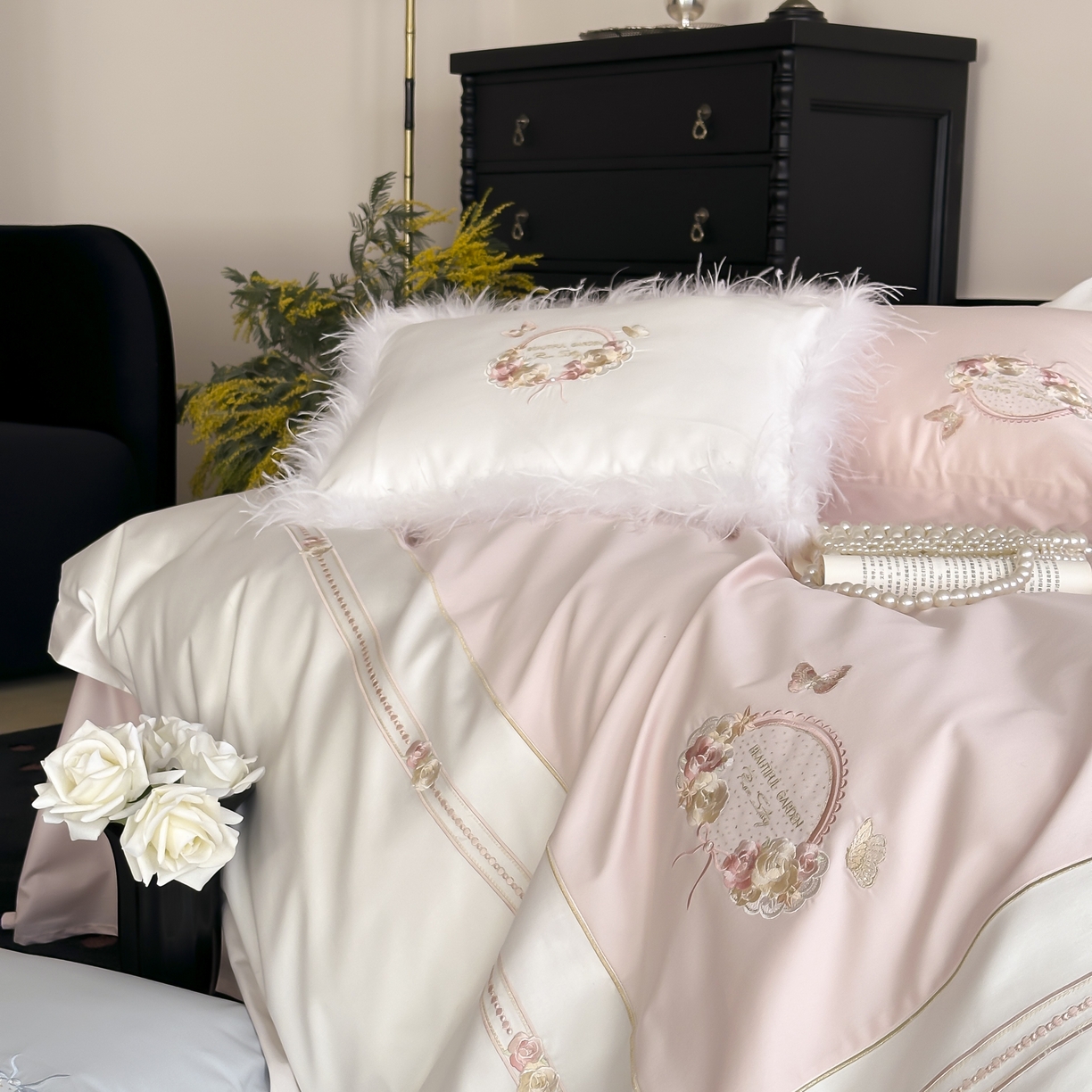 91家纺网 家纺一手货源 找家纺 初拾 2025新款100s全棉小法式刺绣四件套—美杜莎 美杜莎-少女粉