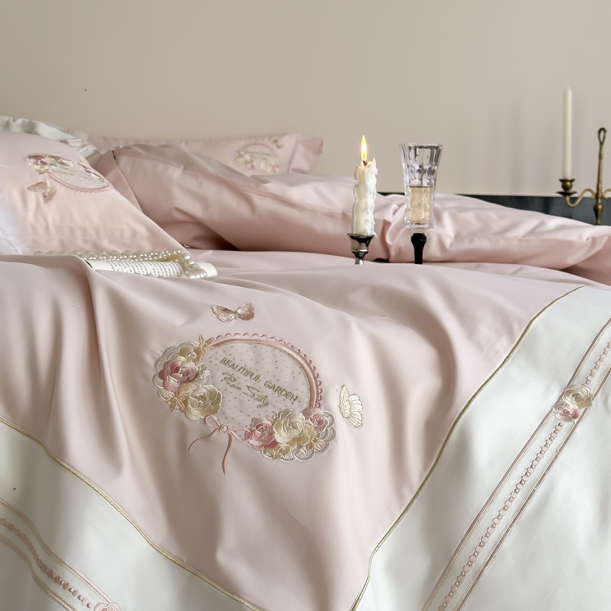 91家纺网 家纺一手货源 找家纺 初拾 2025新款100s全棉小法式刺绣四件套—美杜莎 美杜莎-少女粉