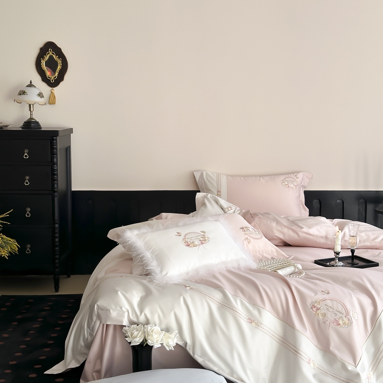 91家纺网 家纺一手货源 找家纺 初拾 2025新款100s全棉小法式刺绣四件套—美杜莎 美杜莎-少女粉