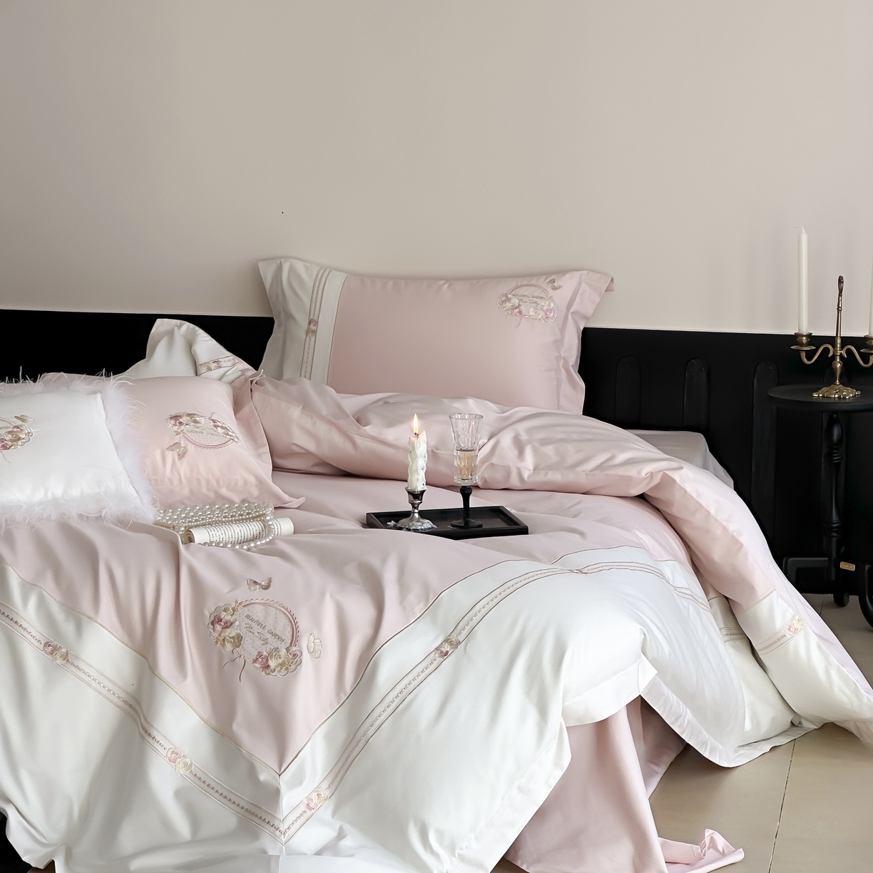 91家纺网 家纺一手货源 找家纺 初拾 2025新款100s全棉小法式刺绣四件套—美杜莎 美杜莎-少女粉