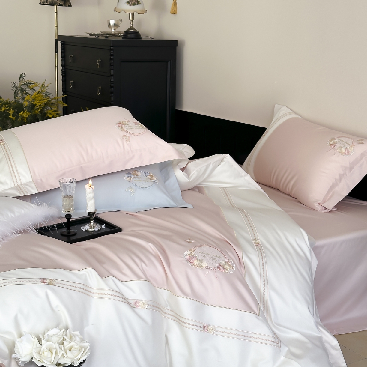 91家纺网 家纺一手货源 找家纺 初拾 2025新款100s全棉小法式刺绣四件套—美杜莎 美杜莎-少女粉