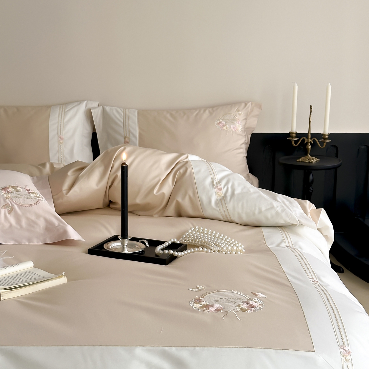 91家纺网 家纺一手货源 找家纺 初拾 2025新款100s全棉小法式刺绣四件套—美杜莎 美杜莎-香槟驼