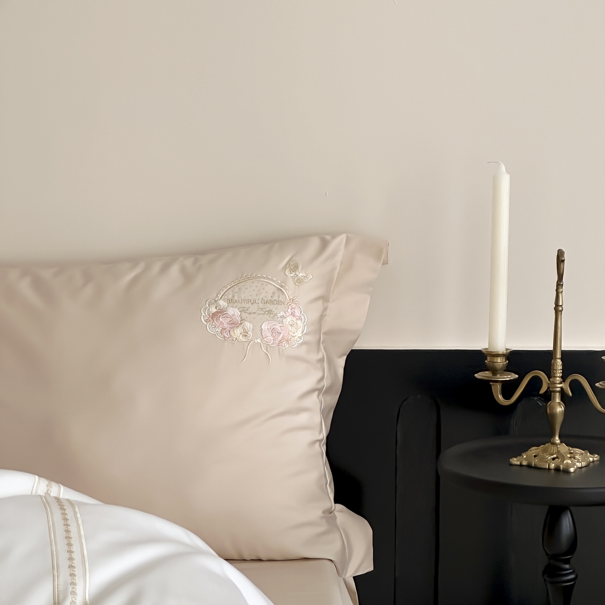 91家纺网 家纺一手货源 找家纺 初拾 2025新款100s全棉小法式刺绣四件套—美杜莎 美杜莎-香槟驼