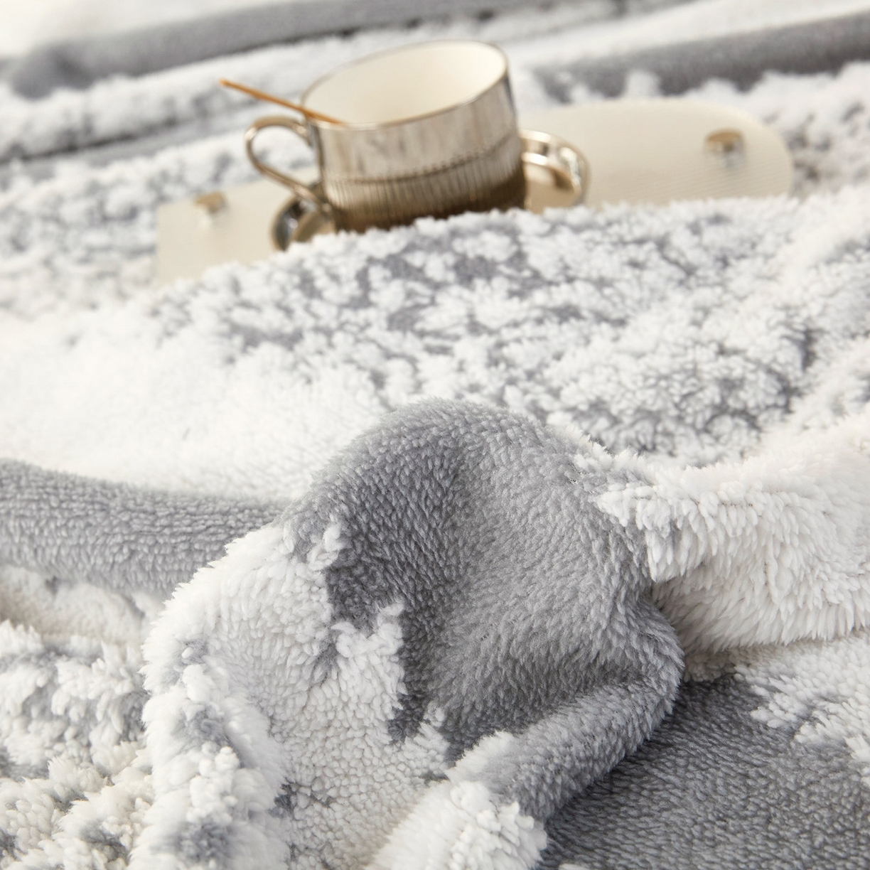 91家纺网 家纺一手货源 找家纺 肖恩毯业 2025新款阳离子双色提花雪球梦语小球毯 雪球梦语烟灰