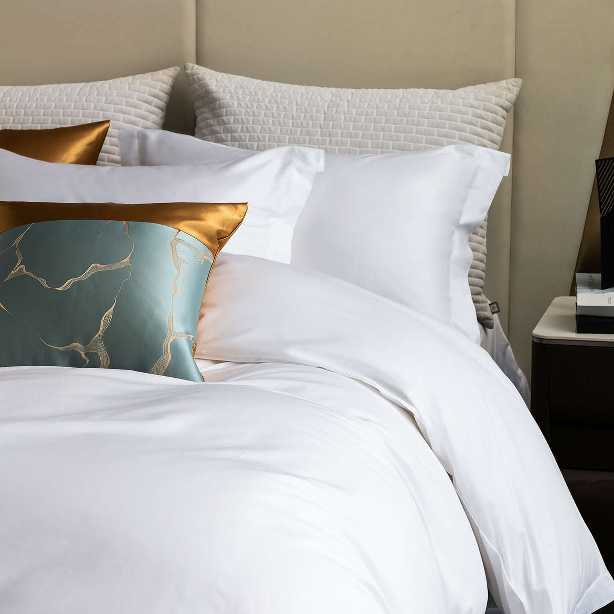 91家纺网 家纺一手货源 找家纺 澜昕 星级酒店床单被套床笠丝光贡缎纯棉四件套三件套 60*80纯白款可定制刺绣