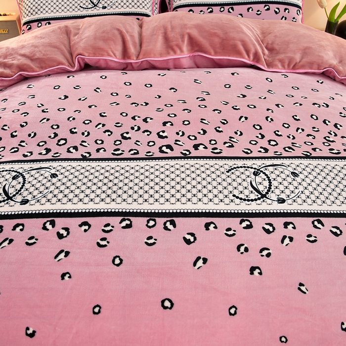 91家纺网 家纺一手货源 找家纺 诺梵家纺 2025新款8斤加厚保暖金貂绒牛奶绒印花四件套香可可-粉