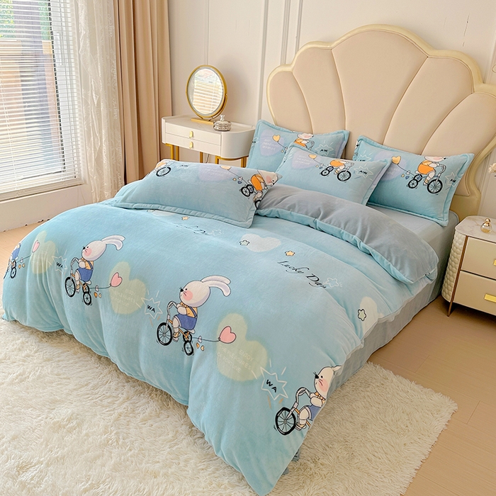 91家纺网 家纺一手货源 找家纺 家贝爱 2025新款A类牛奶绒印花四件套 哈喽小兔蓝