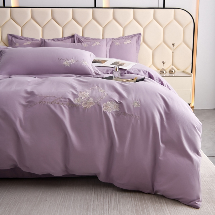 91家纺网 家纺一手货源 找家纺 江南春家纺 【柔-轻密】2025秋冬133x76高精密刺绣100%全棉四件套 【柔-轻密】春漫-冷雾紫