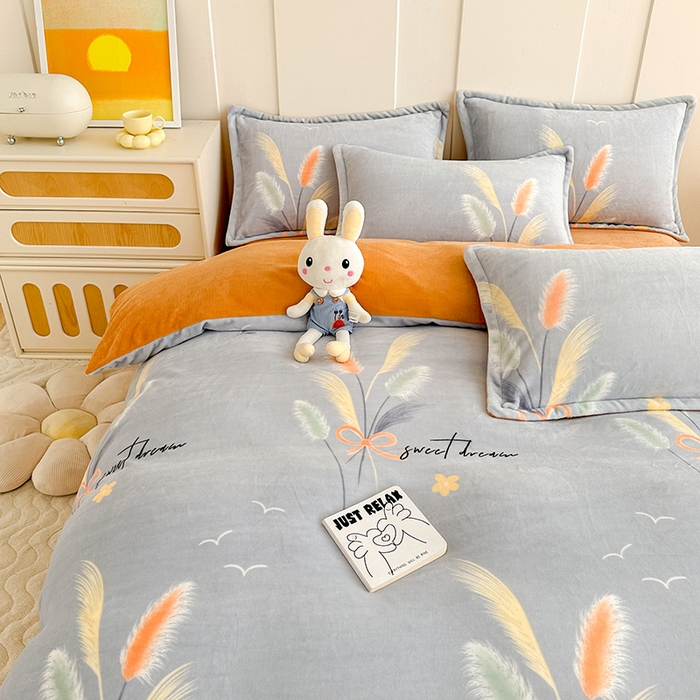 91家纺网 家纺一手货源 找家纺 家贝爱 2025新款A类牛奶绒印花四件套 情人草-灰