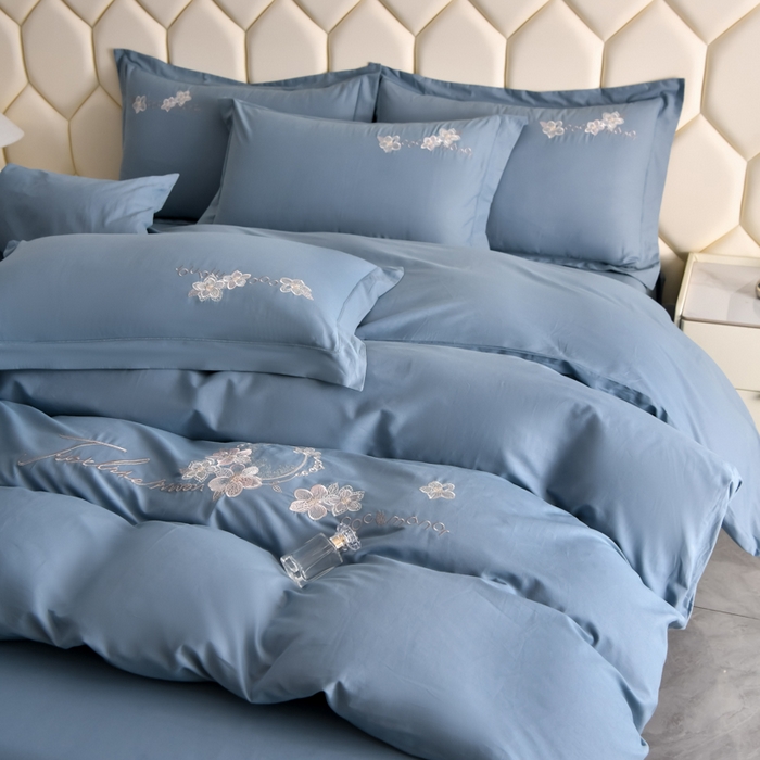 91家纺网 家纺一手货源 找家纺 江南春家纺 【柔-轻密】2025秋冬133x76高精密刺绣100%全棉四件套 【柔-轻密】春漫-晴山蓝