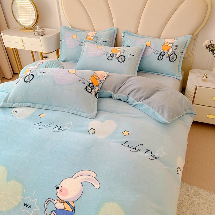 91家纺网 家纺一手货源 找家纺 家贝爱 2025新款A类牛奶绒印花四件套 哈喽小兔蓝