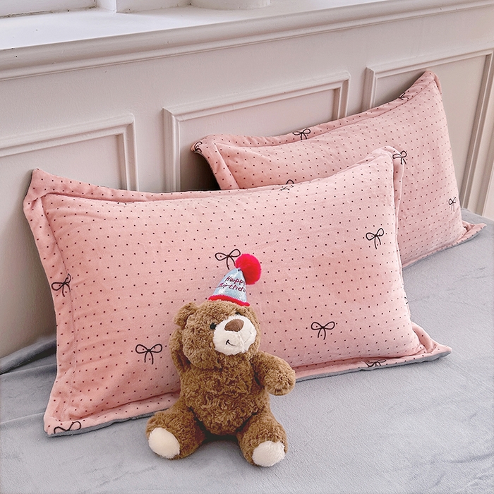 91家纺网 家纺一手货源 找家纺 家贝爱 2025新款A类牛奶绒印花四件套 波点蝴蝶结