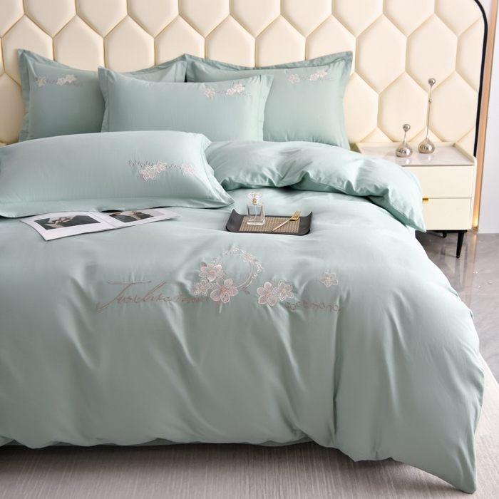 91家纺网 家纺一手货源 找家纺 江南春家纺 【柔-轻密】2025秋冬133x76高精密刺绣100%全棉四件套 【柔-轻密】春漫-苹果绿