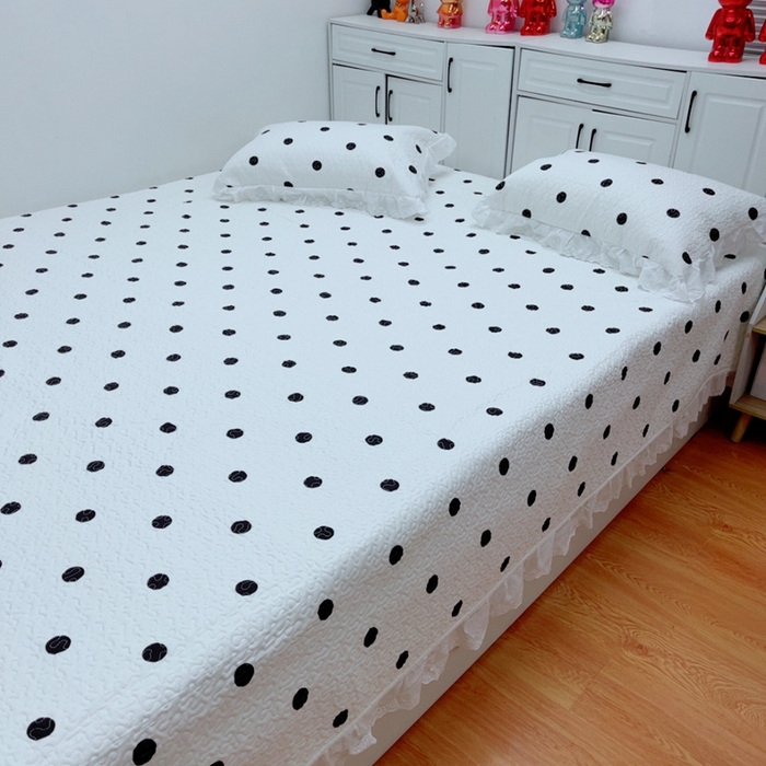 91家纺网 家纺一手货源 找家纺 暖居 2025新款纯棉绗缝夹棉榻榻米支持定制防滑全棉印花小碎花农村大炕盖三件套系列 波点白