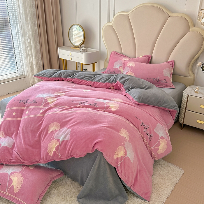 91家纺网 家纺一手货源 找家纺 家贝爱 2025新款A类牛奶绒印花四件套 叶叶丝语豆沙