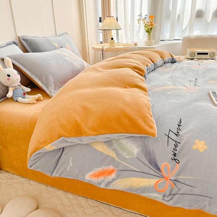 91家纺网 家纺一手货源 找家纺 家贝爱 2025新款A类牛奶绒印花四件套 情人草-灰