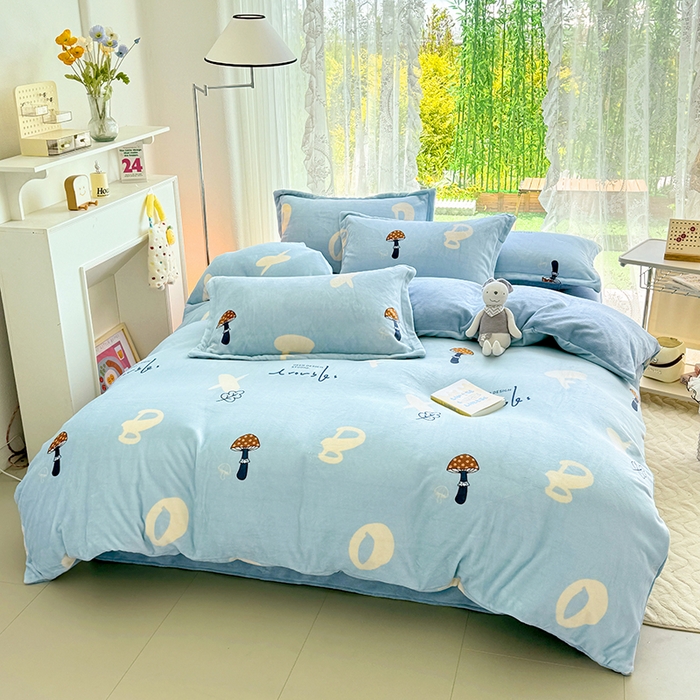 91家纺网 家纺一手货源 找家纺 家贝爱 2025新款A类牛奶绒印花四件套 字母蘑菇