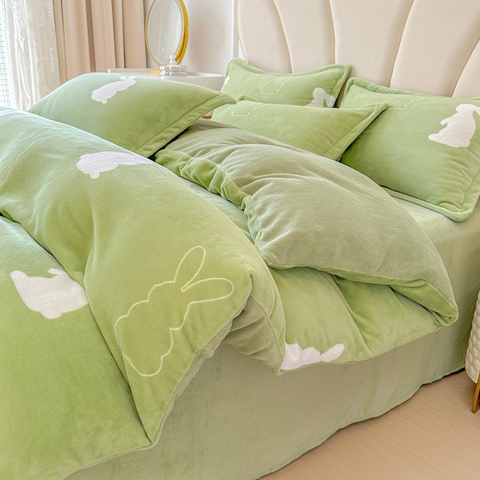 91家纺网 家纺一手货源 找家纺 家贝爱 2025新款A类牛奶绒印花四件套 萌萌兔绿