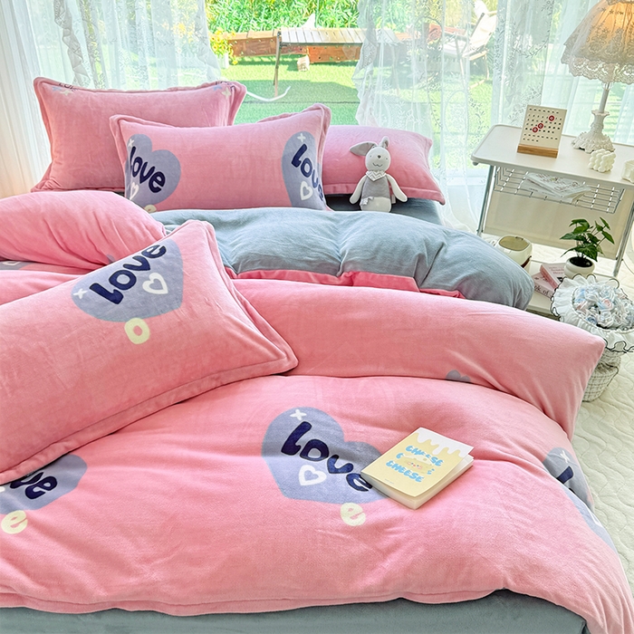 91家纺网 家纺一手货源 找家纺 家贝爱 2025新款A类牛奶绒印花四件套 心相随