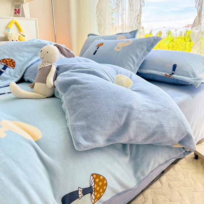 91家纺网 家纺一手货源 找家纺 家贝爱 2025新款A类牛奶绒印花四件套 字母蘑菇