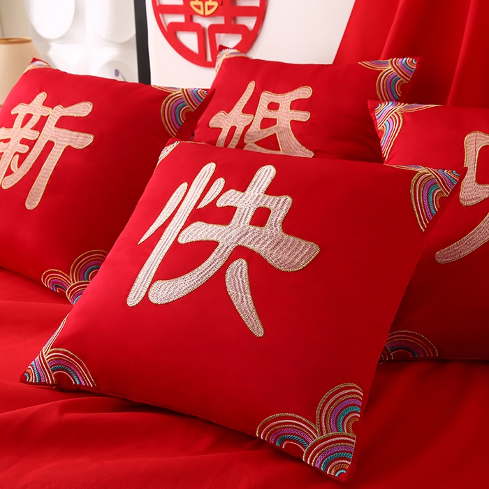 91家纺网 家纺一手货源 找家纺 贤内助家纺 2025新款新婚快乐结婚抱枕靠枕系列喜庆沙发靠背小抱枕喜床摆件 新婚快乐/套/4只（外套+芯）