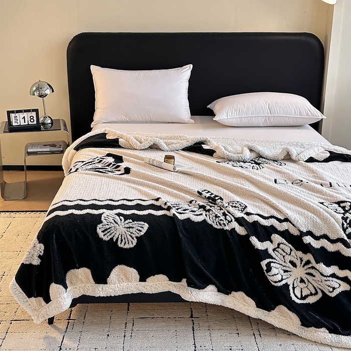 91家纺网 家纺一手货源 找家纺 沐棉家居 2025新款双层提花羊羔绒毛毯毯子 英文蝴蝶