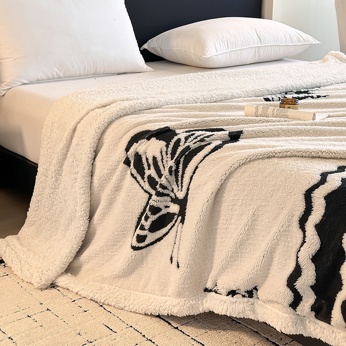 91家纺网 家纺一手货源 找家纺 沐棉家居 2025新款双层提花羊羔绒毛毯毯子 英文蝴蝶