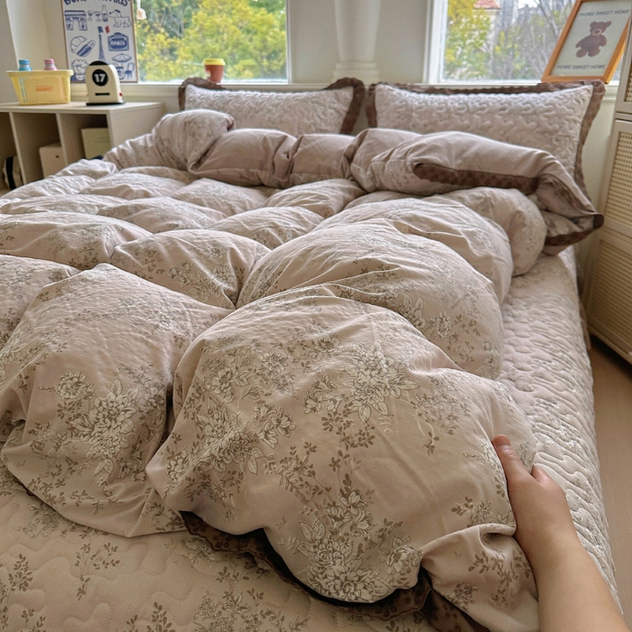 91家纺网 家纺一手货源 找家纺 （总）美梦家纺 2025新款皱皱纱花边夹棉床盖四件套