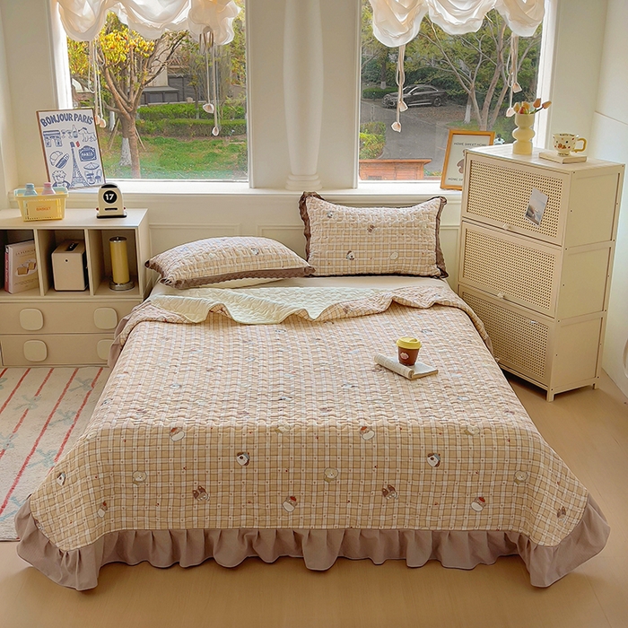 91家纺网 家纺一手货源 找家纺 美梦家纺 2025新款皱皱纱花边夹棉床盖四件套 港尾咖啡汪