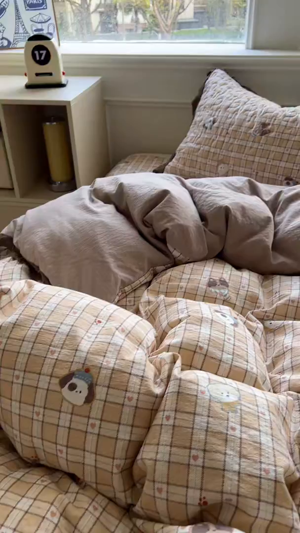 91家纺网 家纺一手货源 找家纺 美梦家纺 2025新款皱皱纱花边夹棉床盖四件套 港尾咖啡汪