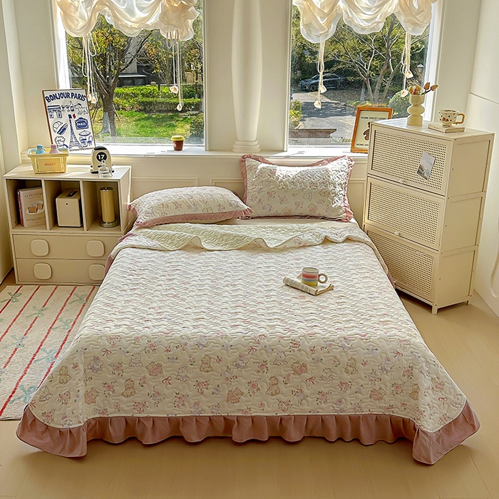 91家纺网 家纺一手货源 找家纺 美梦家纺 2025新款皱皱纱花边夹棉床盖四件套 懒喵喵