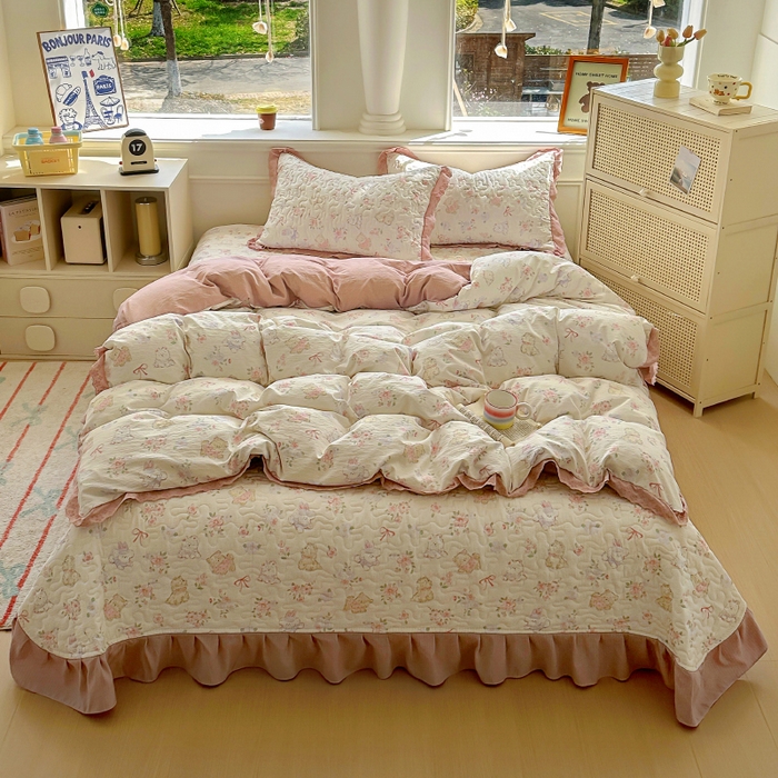 91家纺网 家纺一手货源 找家纺 美梦家纺 2025新款皱皱纱花边夹棉床盖四件套 懒喵喵