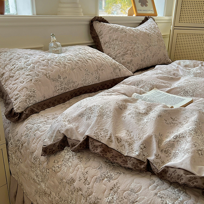 91家纺网 家纺一手货源 找家纺 美梦家纺 2025新款皱皱纱花边夹棉床盖四件套 洛千凝