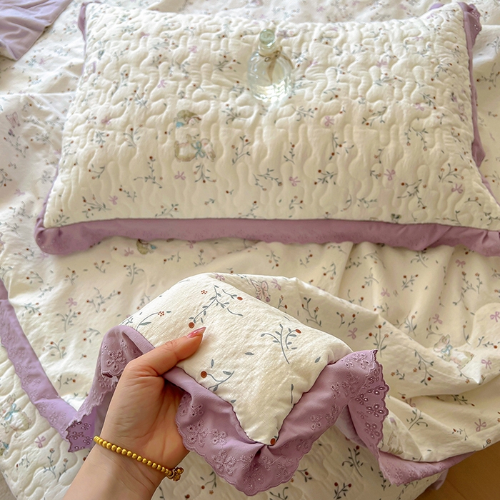 91家纺网 家纺一手货源 找家纺 美梦家纺 2025新款皱皱纱花边夹棉床盖四件套 夕颜兔