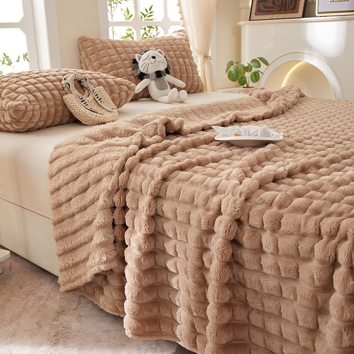 91家纺网 家纺一手货源 找家纺 楼兰公主 2025新款云感梦境纯色剪花雕花毯 焦糖咖