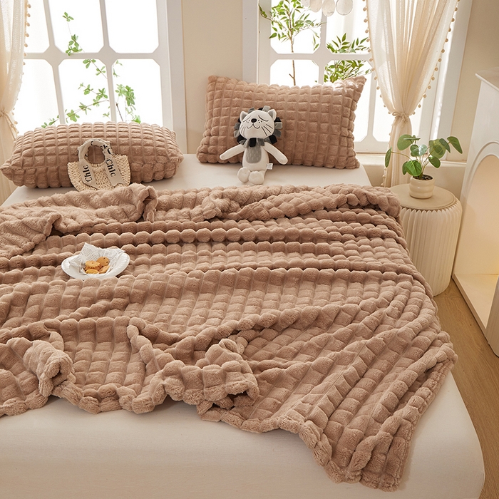 91家纺网 家纺一手货源 找家纺 楼兰公主 2025新款云感梦境纯色剪花雕花毯 焦糖咖