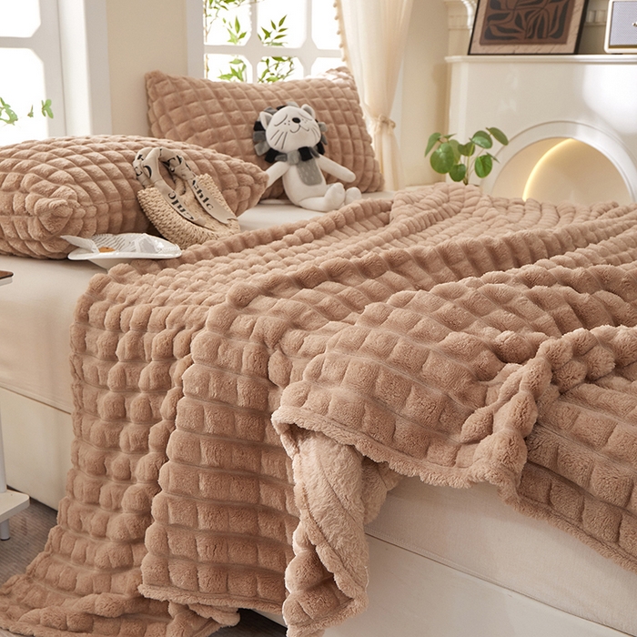 91家纺网 家纺一手货源 找家纺 楼兰公主 2025新款云感梦境纯色剪花雕花毯 焦糖咖