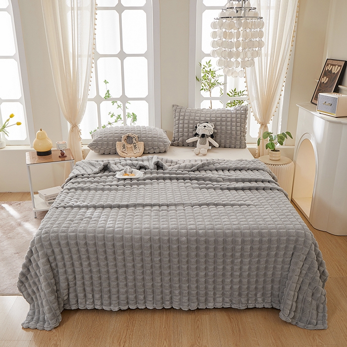 91家纺网 家纺一手货源 找家纺 楼兰公主 2025新款云感梦境纯色剪花雕花毯 浅暮灰