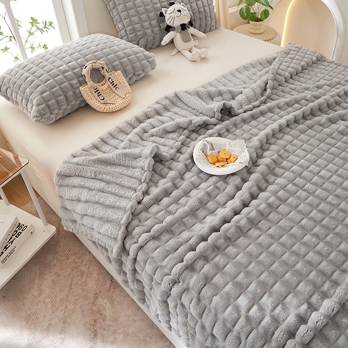 91家纺网 家纺一手货源 找家纺 楼兰公主 2025新款云感梦境纯色剪花雕花毯 浅暮灰