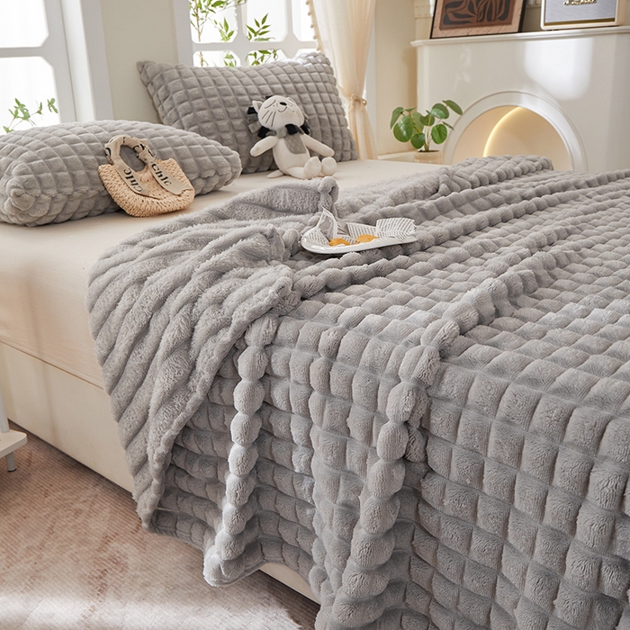 91家纺网 家纺一手货源 找家纺 楼兰公主 2025新款云感梦境纯色剪花雕花毯 浅暮灰