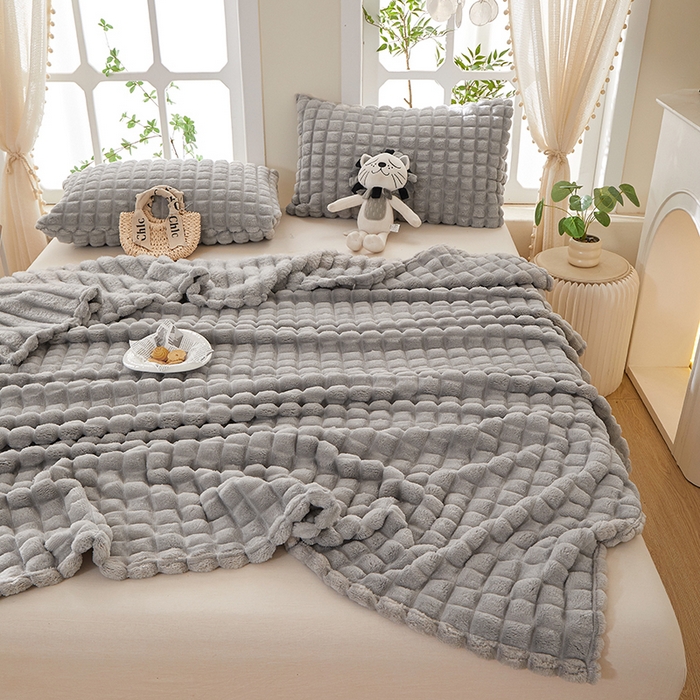 91家纺网 家纺一手货源 找家纺 楼兰公主 2025新款云感梦境纯色剪花雕花毯 浅暮灰