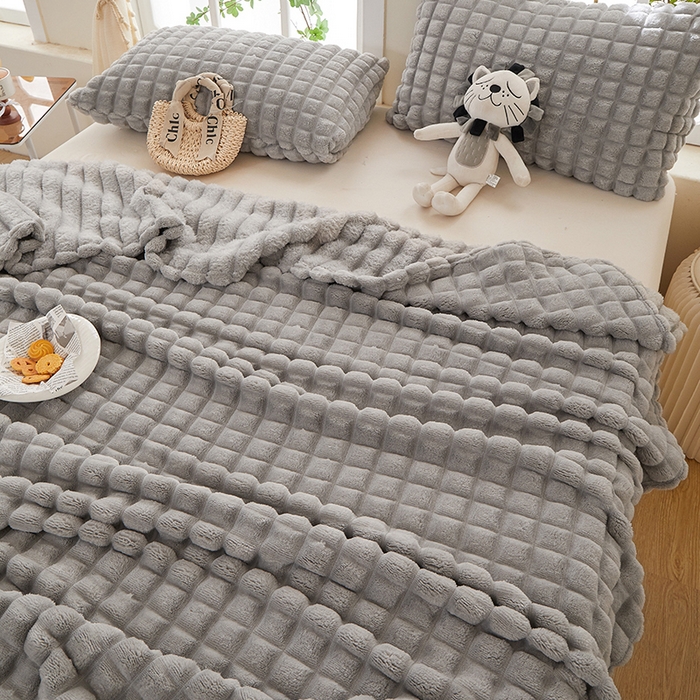 91家纺网 家纺一手货源 找家纺 楼兰公主 2025新款云感梦境纯色剪花雕花毯 浅暮灰